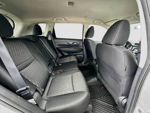 Used 2017 Nissan Rogue SV w/ SV Premium Package FWD image 18