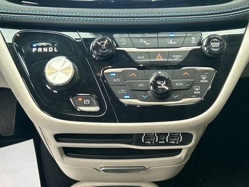 Used 2021 Chrysler Pacifica Touring FWD image 50