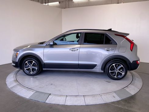 Certified 2025 Kia Niro LX FWD image 2