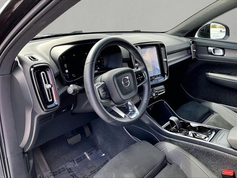 Used 2024 Volvo XC40 B5 Plus image 14