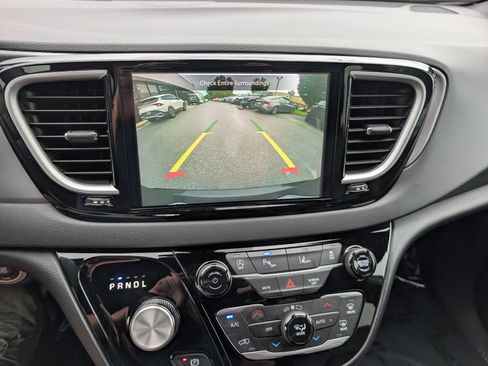 Used 2025 Chrysler Pacifica Select FWD image 28