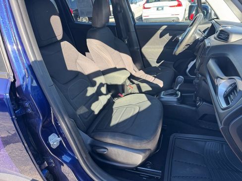 Used 2018 Jeep Renegade Latitude FWD image 18