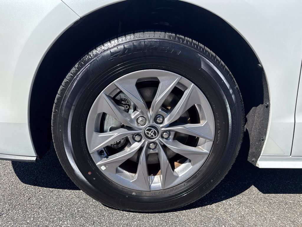 Certified 2026 Toyota Sienna XLE FWD image 44