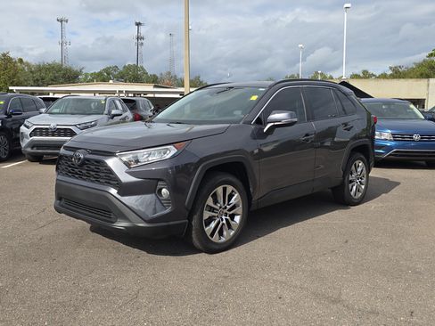 Used 2021 Toyota RAV4 XLE Premium image 4