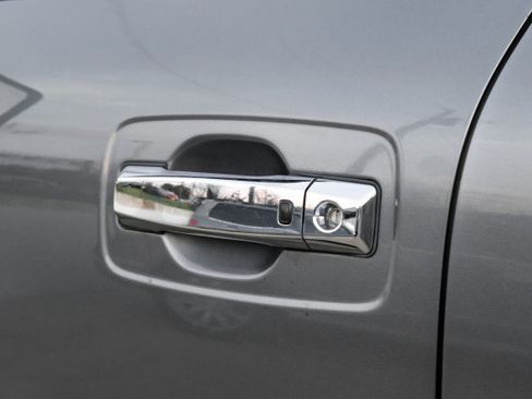 Used 2017 Nissan Titan SV image 37