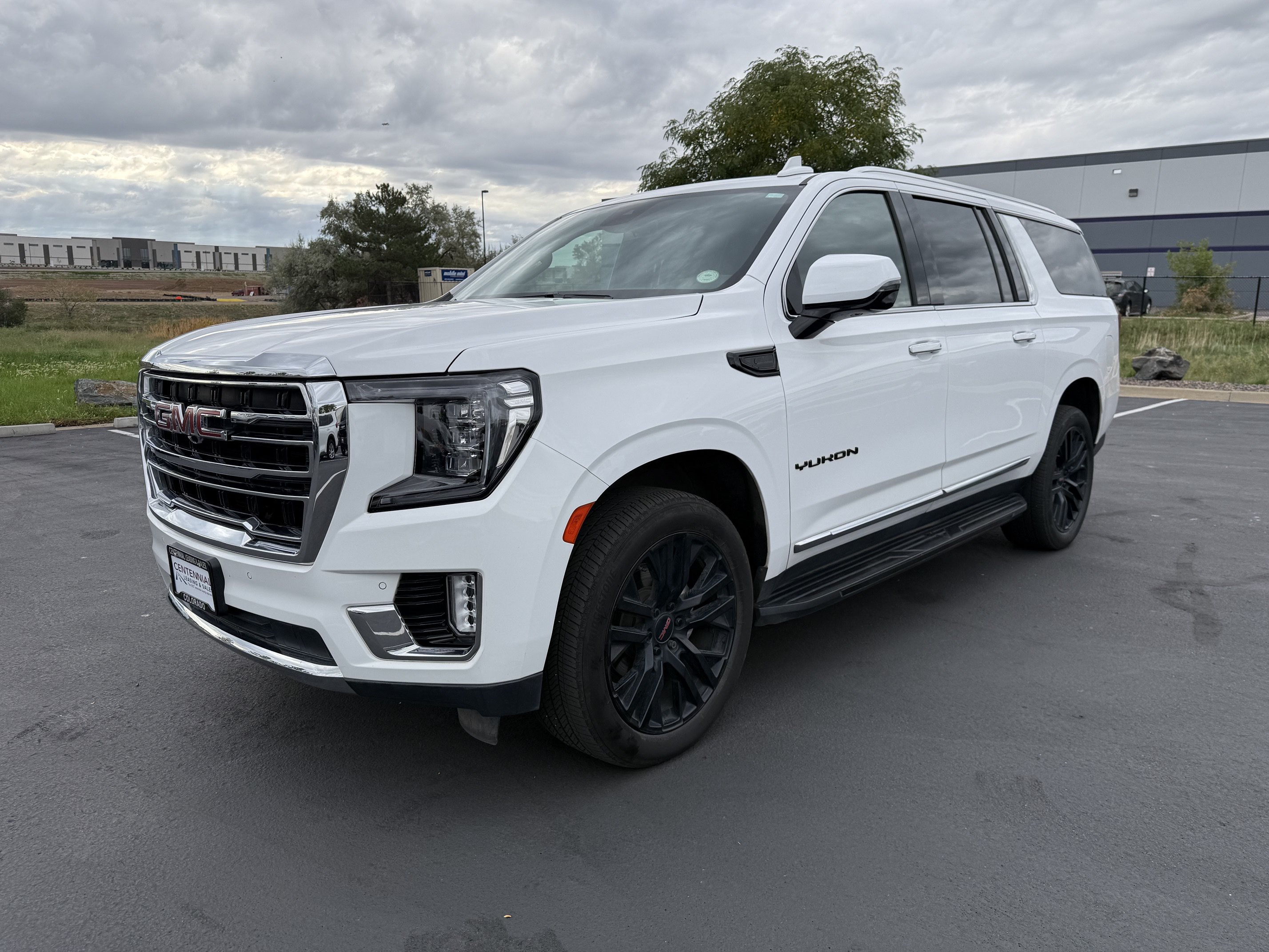 Used 2023 GMC Yukon XL SLT w/ SLT Premium Package AWD/4WD image 3