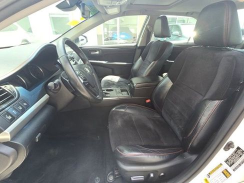 Used 2017 Toyota Camry XSE w/ Moonroof Package FWD image 8