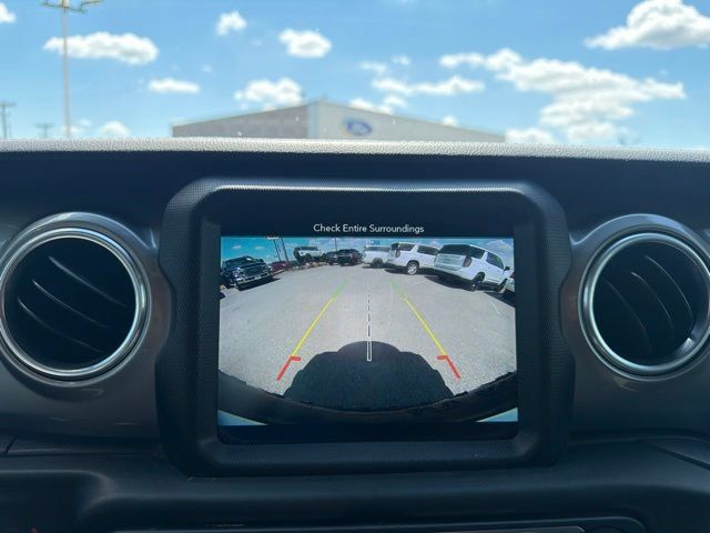 Used 2018 Jeep Wrangler Unlimited Sahara AWD/4WD image 15