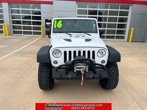 Used 2016 Jeep Wrangler Unlimited Rubicon AWD/4WD image 9