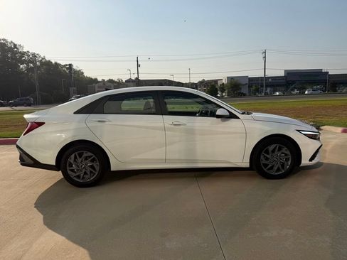 Used 2026 Hyundai Elantra Hybrid FWD image 9
