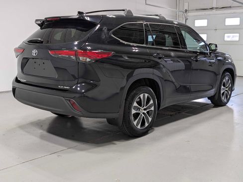 Used 2021 Toyota Highlander XLE AWD/4WD image 8