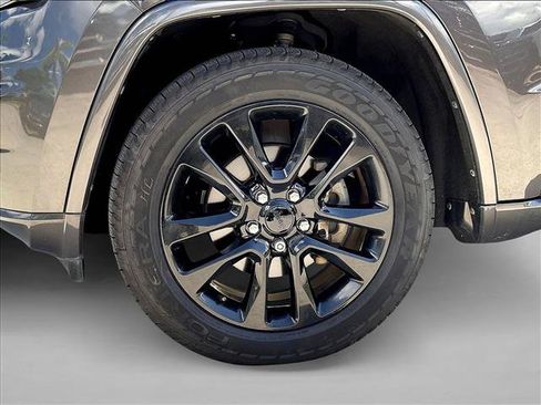 Used 2018 Jeep Grand Cherokee Altitude RWD image 10