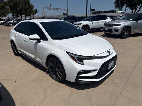 Used 2025 Toyota Corolla SE FWD image 3