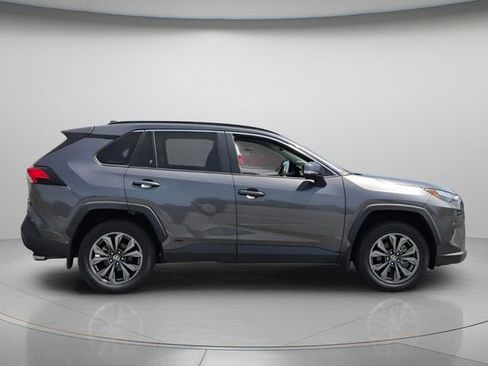 Used 2022 Toyota RAV4 XLE Premium AWD/4WD image 7