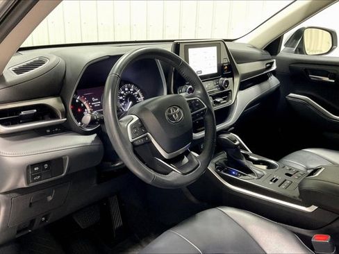 Used 2023 Toyota Highlander XLE AWD/4WD image 14