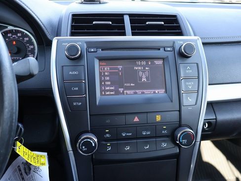 Used 2017 Toyota Camry SE image 19