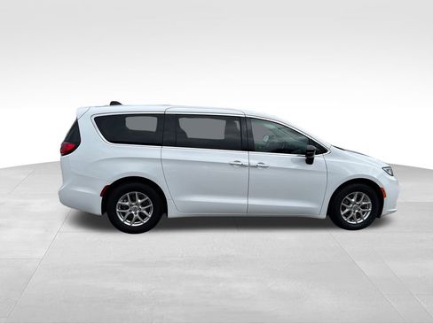 Used 2024 Chrysler Pacifica Touring-L image 7