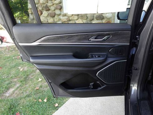 Used 2021 Jeep Grand Cherokee L Limited image 24