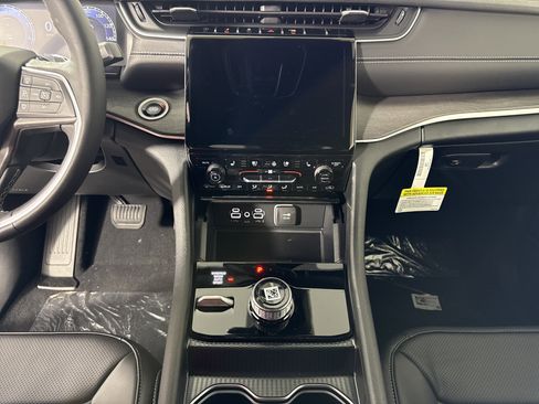 New 2025 Jeep Grand Cherokee Limited w/ Luxury Tech Group II image 22