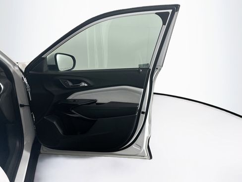 Used 2025 Chevrolet Trax LT w/ LT Convenience Package image 29