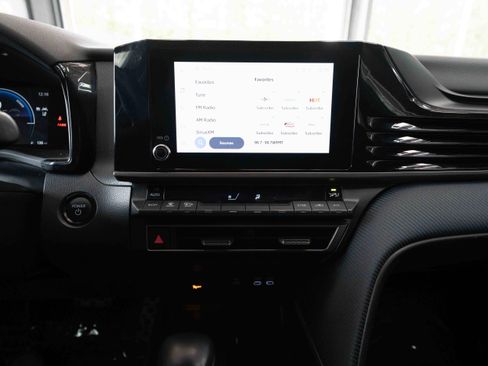 Used 2025 Toyota Camry SE image 17