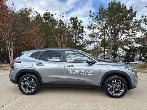 Used 2025 Chevrolet Trax LT w/ Driver Confidence Package FWD image 2