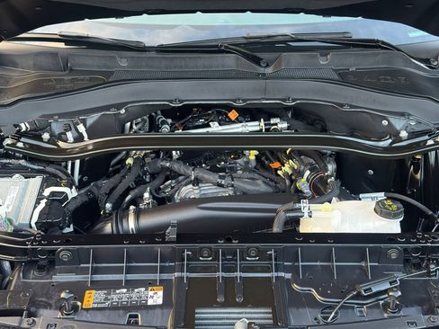 Used 2025 Ford Explorer ST-Line w/ ST-Line Street Pack image 36