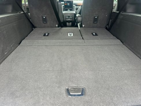 Used 2025 GMC Yukon XL Denali AWD/4WD image 17