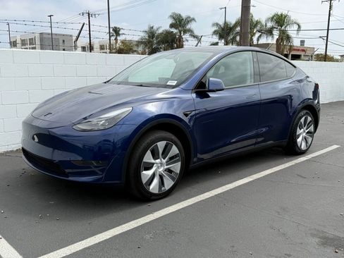 Used 2024 Tesla Model Y Long Range RWD image 3
