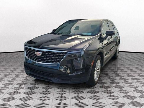 Certified 2024 Cadillac XT4 Luxury w/ Cold Weather Package FWD image 3