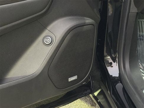 Used 2023 GMC Acadia SLT w/ Elevation Edition image 18