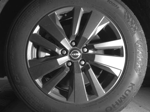 Used 2025 Nissan Pathfinder SV AWD/4WD image 12