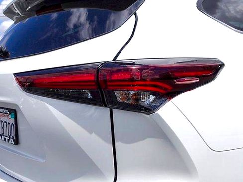 Certified 2025 Toyota Highlander LE AWD/4WD image 5