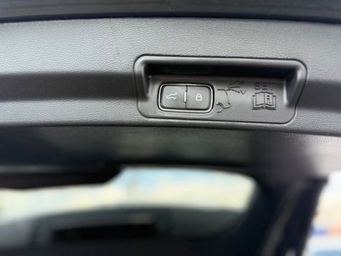 Used 2022 Ford Explorer XLT w/ Equipment Group 202A image 12