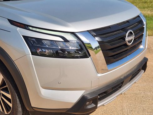 Used 2025 Nissan Pathfinder Platinum AWD/4WD image 12
