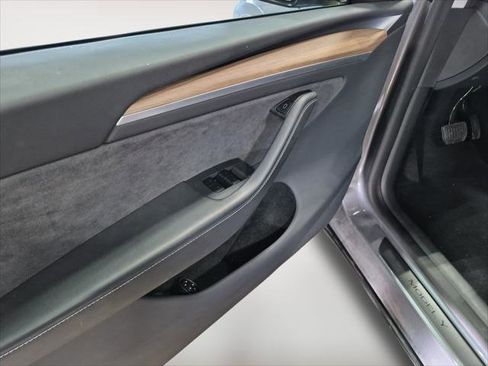 Used 2025 Tesla Model Y Long Range image 11