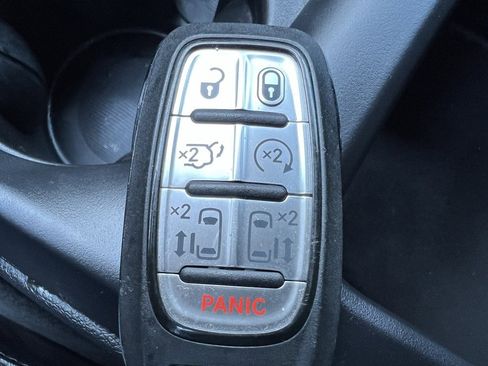 Used 2025 Chrysler Pacifica Select image 43