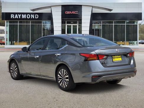 Used 2025 Nissan Altima 2.5 SV FWD image 6