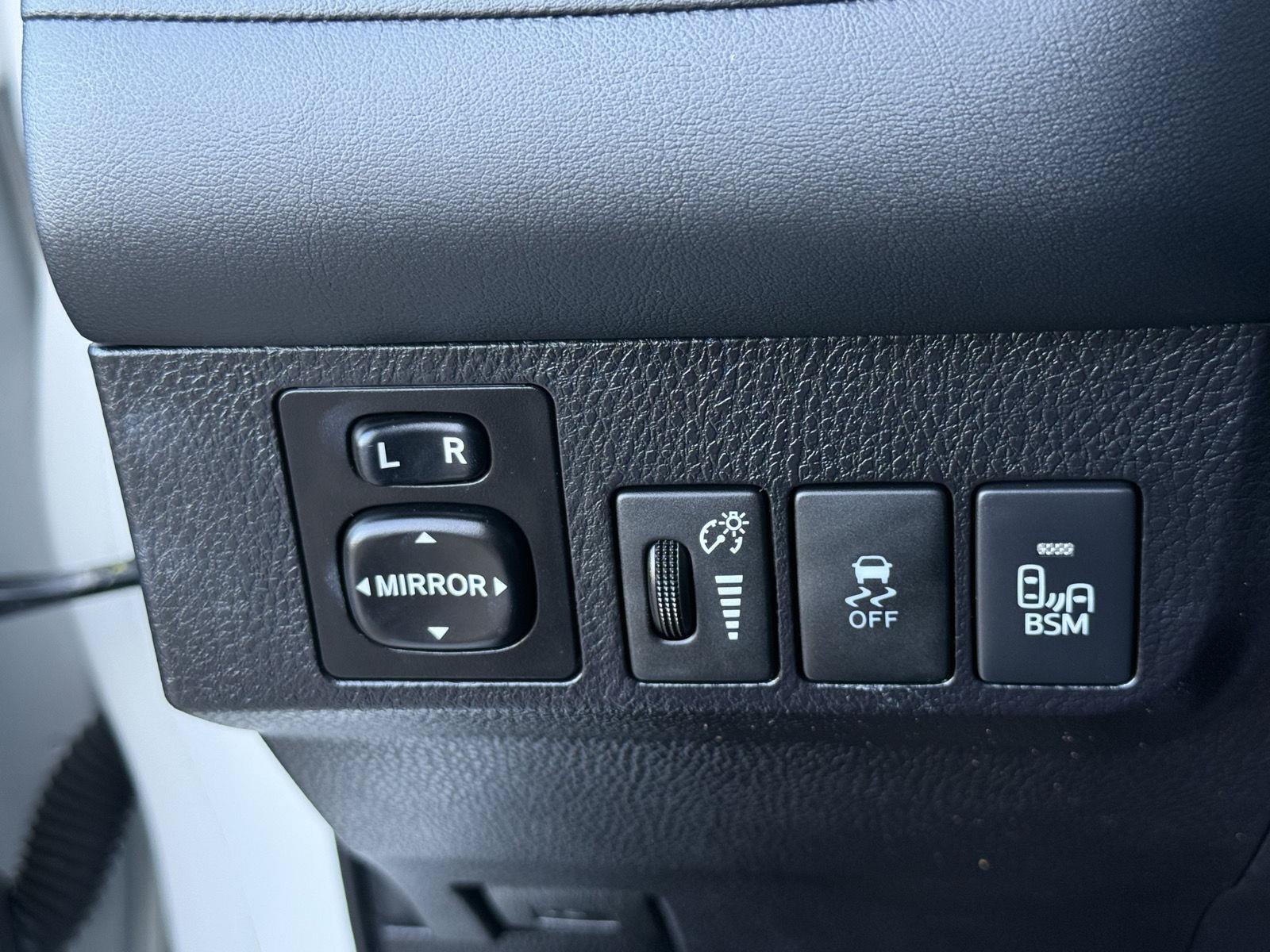 Used 2014 Toyota RAV4 Limited w/ Technology Package AWD/4WD image 55