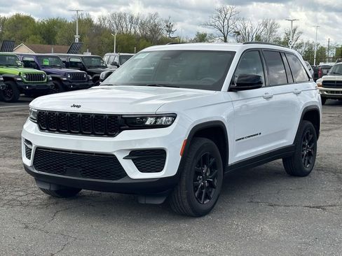 Used 2024 Jeep Grand Cherokee Altitude AWD/4WD image 7