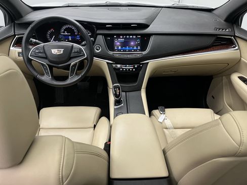 Used 2017 Cadillac XT5 Luxury w/ Driver Awareness Package image 4