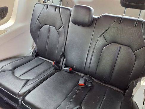 Used 2019 Chrysler Pacifica Limited FWD image 8