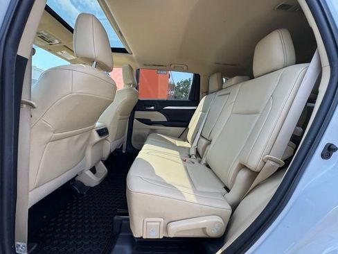 Used 2019 Toyota Highlander XLE AWD/4WD image 13