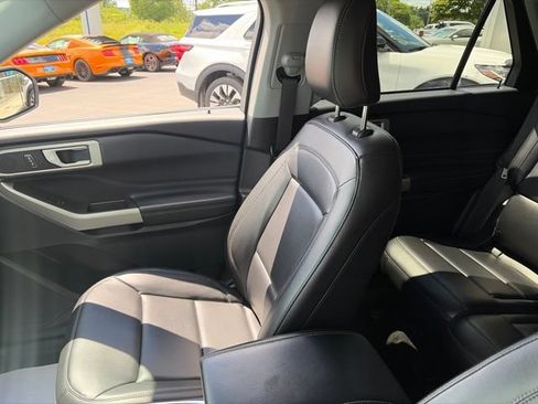 Used 2023 Ford Explorer XLT AWD/4WD image 9