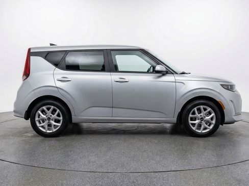 Used 2025 Kia Soul LX w/ LX Technology Package image 11