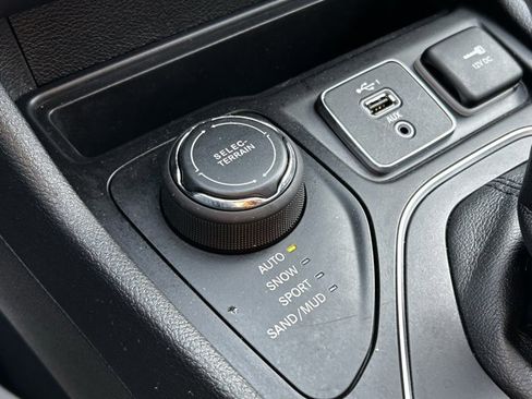 Used 2019 Jeep Cherokee Latitude w/ Cold Weather Group image 37