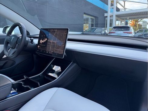 Used 2020 Tesla Model 3 Standard Range Plus image 17