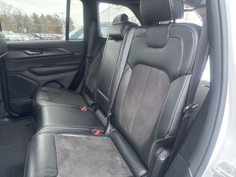 Used 2023 Jeep Grand Cherokee Altitude AWD/4WD image 16