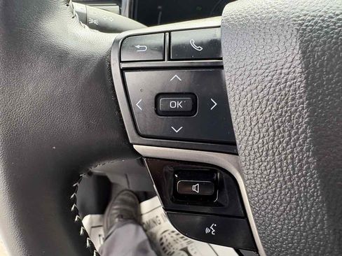 Used 2025 Toyota Camry SE image 28