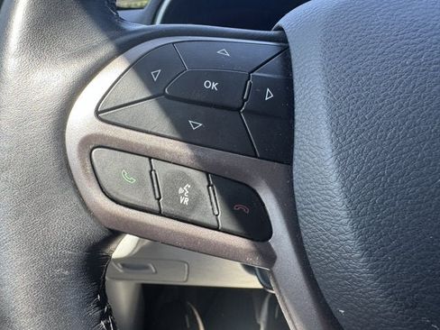 Used 2021 Jeep Cherokee Latitude Plus AWD/4WD image 16